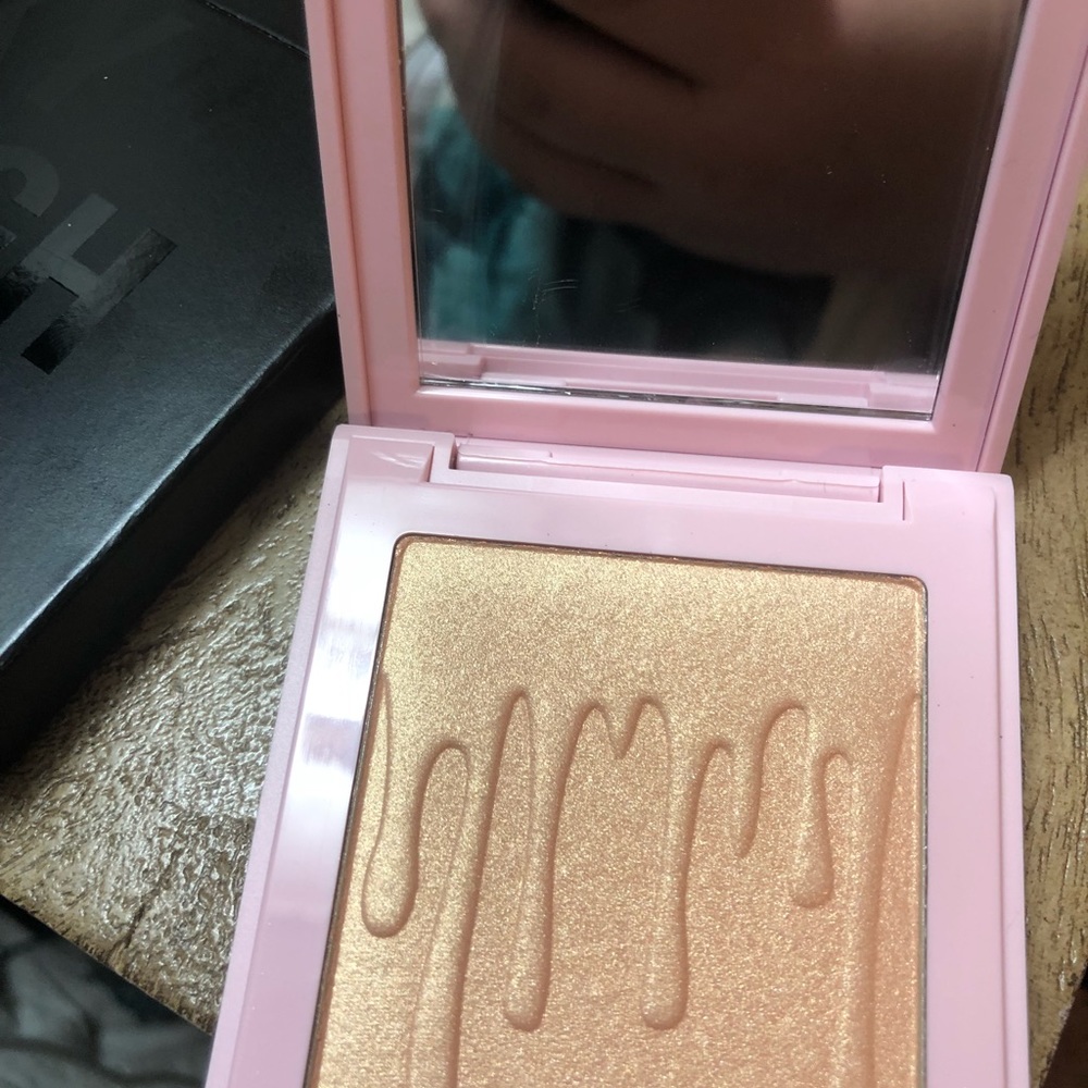 ✨CHEERS DARLING KYLIE COSMETICS HIGHLIGHTER ✨✨ - Picture 2 of 6